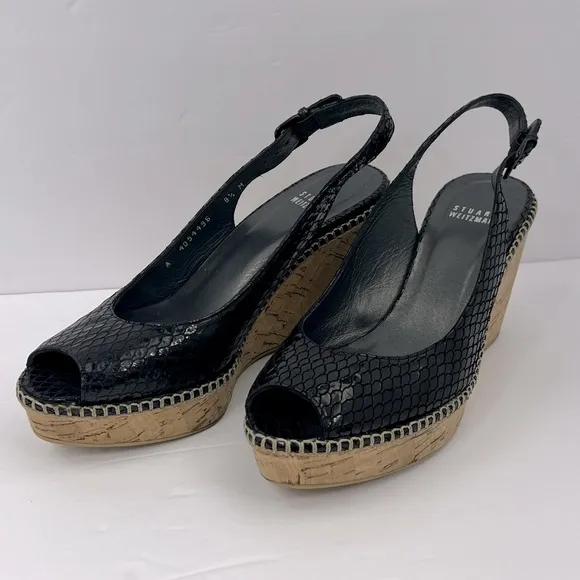 STUART WEITZMAN PATENT SNAKE PRINTED OPEN TOE WEDGE, BLACK, SIZE 8.5M, WOMEN’S