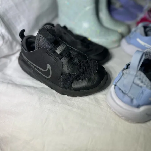 Toddler Girl’s Nike Sneakers &amp; Hunter Boots size 9