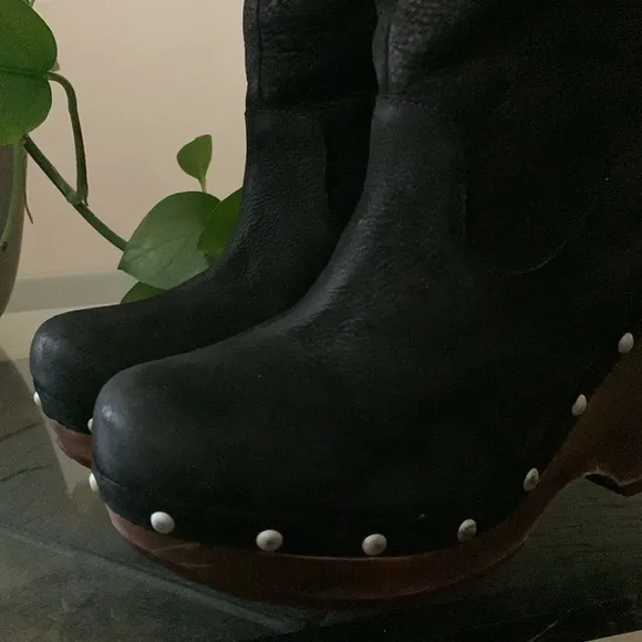 UGG Carnagie Wedge Clog Boots