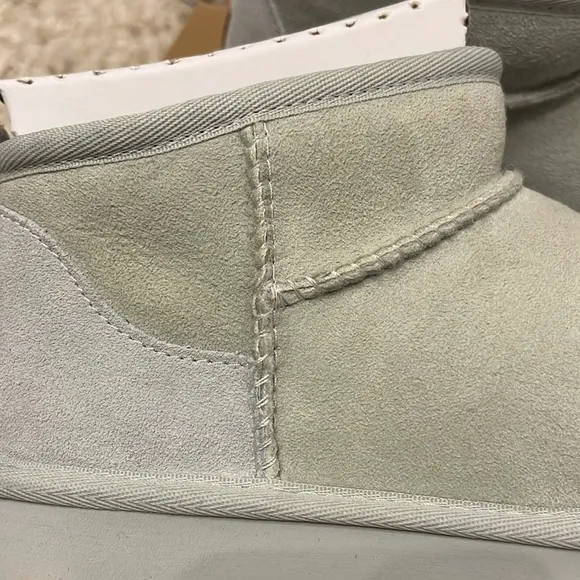UGG classic ultra mini. Goo. Size 6. New in box.