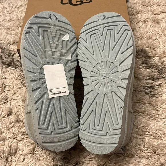 UGG classic ultra mini. Goo. Size 6. New in box.