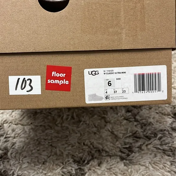 UGG classic ultra mini. Goo. Size 6. New in box.