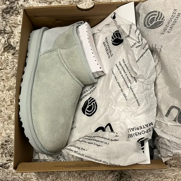 UGG classic ultra mini. Goo. Size 6. New in box.