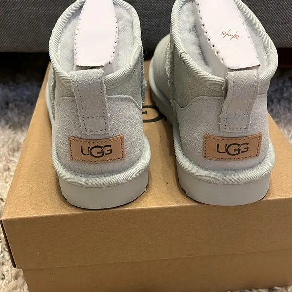 UGG classic ultra mini. Goo. Size 6. New in box.