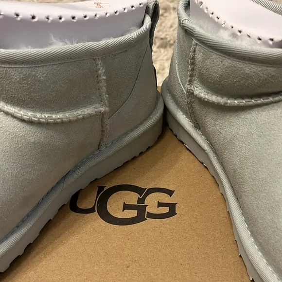 UGG classic ultra mini. Goo. Size 6. New in box.
