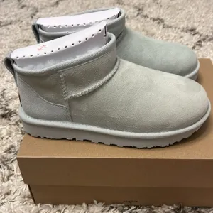 UGG classic ultra mini. Goo. Size 6. New in box.