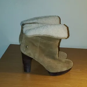 UGG Dandylion Shoe Boots Sz 6