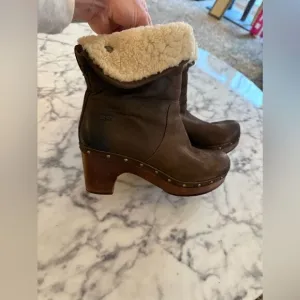 UGG Lynnea Womens Nubuck Leather Boots Clog Size 8 Brown