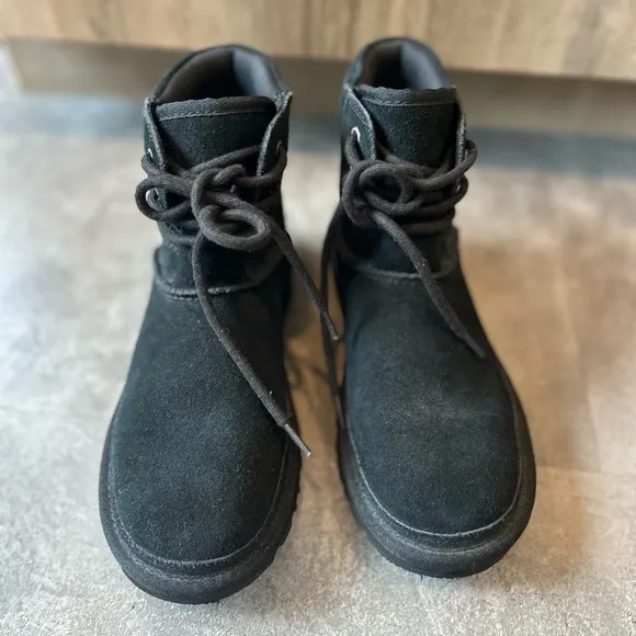 UGG Neumel Hiker Sherpa Boots Women’s size 8 Black