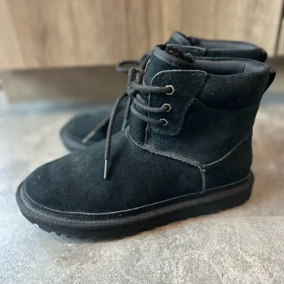 UGG Neumel Hiker Sherpa Boots Women’s size 8 Black