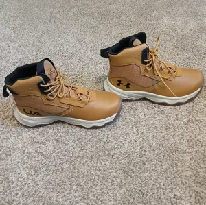 Under Armour Stellar G2 Boots Boys Size 5Y (NWOT)