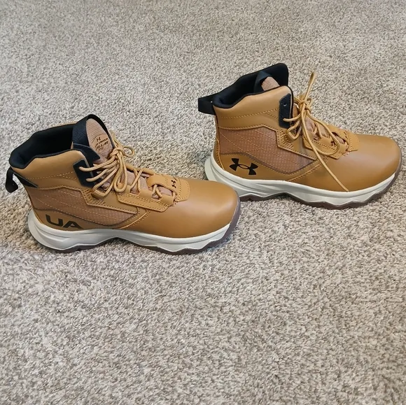 Under Armour Stellar G2 Boots Boys Size 5Y (NWOT)