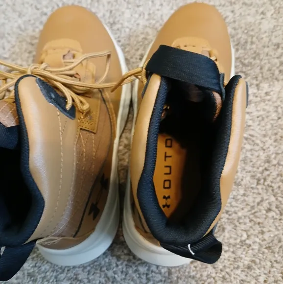 Under Armour Stellar G2 Boots Boys Size 5Y (NWOT)