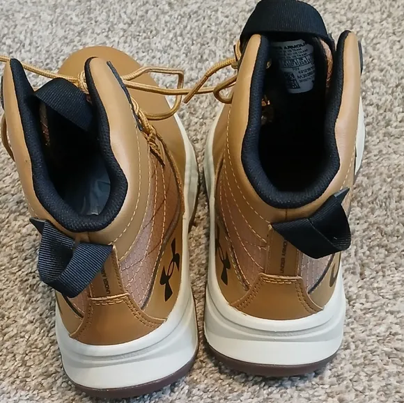 Under Armour Stellar G2 Boots Boys Size 5Y (NWOT)