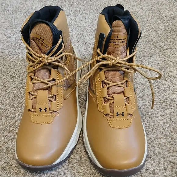 Under Armour Stellar G2 Boots Boys Size 5Y (NWOT)