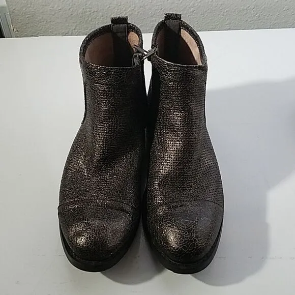 Vanessa Wu Black Crackled Sheen Zip Booties 38