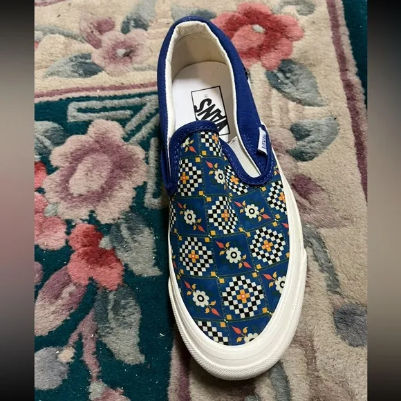 Vans Classic Slip-On 98- DX Anaheim Factory Collection. Blue and White floral