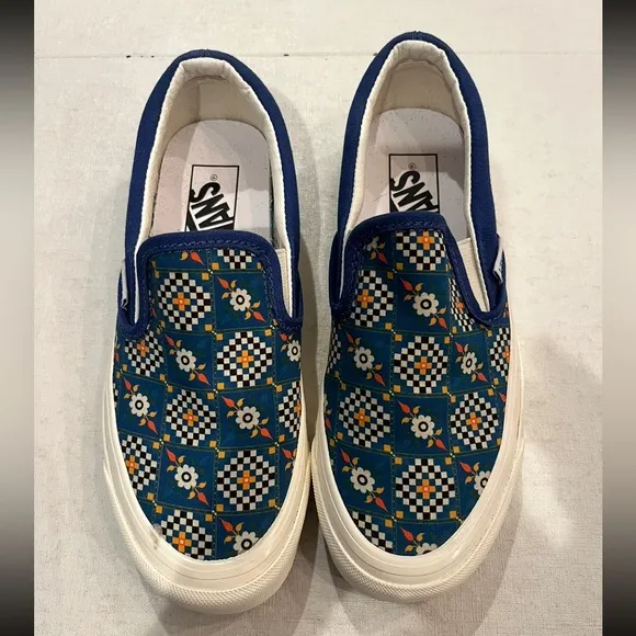 Vans Classic Slip-On 98- DX Anaheim Factory Collection. Blue and White floral