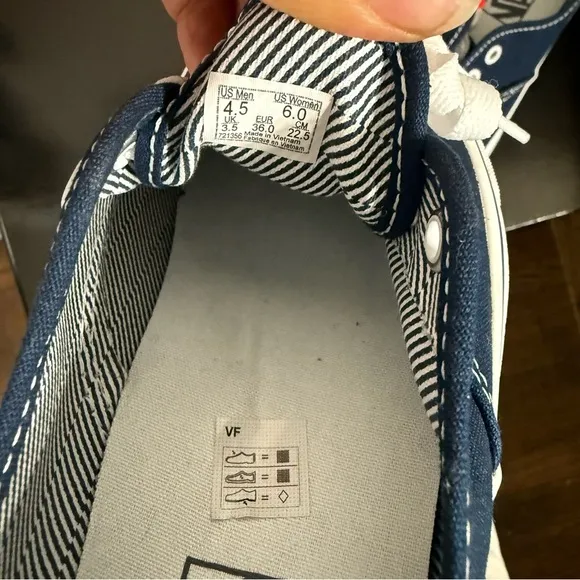 Vans  Unisex Blue Size 6 Women’s  Size 4 Men’s