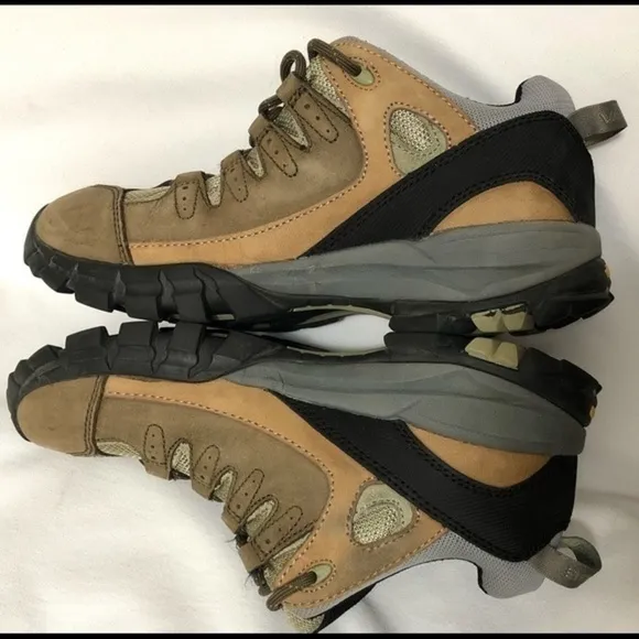 Vasque Mantra Low Top Hiking Shoes