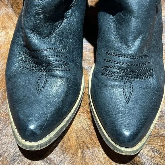 VERY VOLATILE Banjo Leather Ankle Booties Size 8. B73