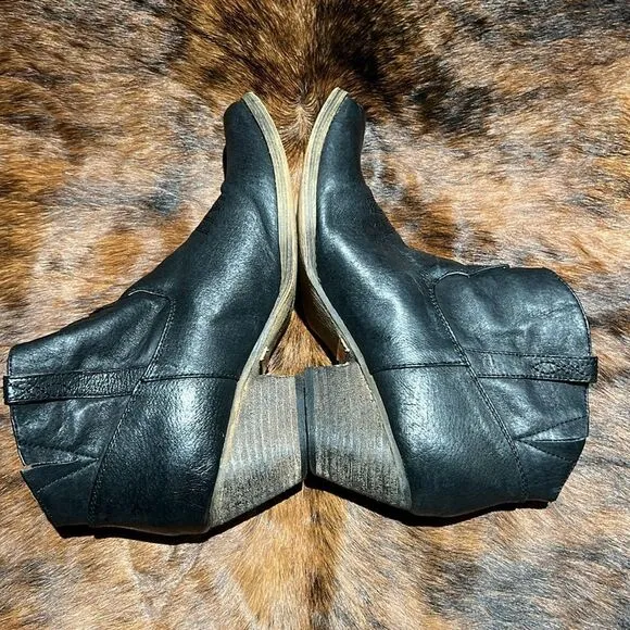 VERY VOLATILE Banjo Leather Ankle Booties Size 8. B73