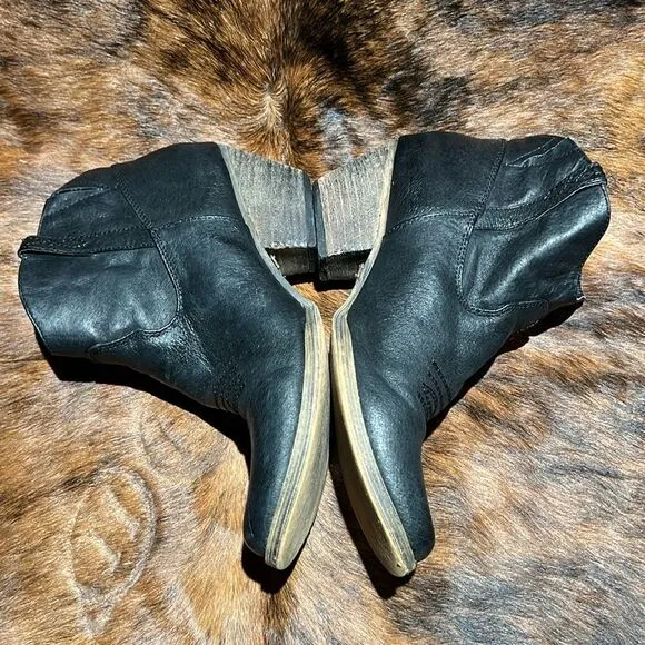 VERY VOLATILE Banjo Leather Ankle Booties Size 8. B73