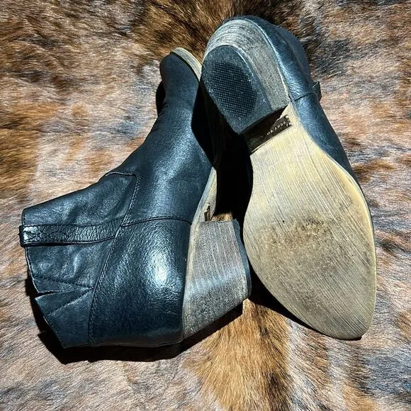 VERY VOLATILE Banjo Leather Ankle Booties Size 8. B73