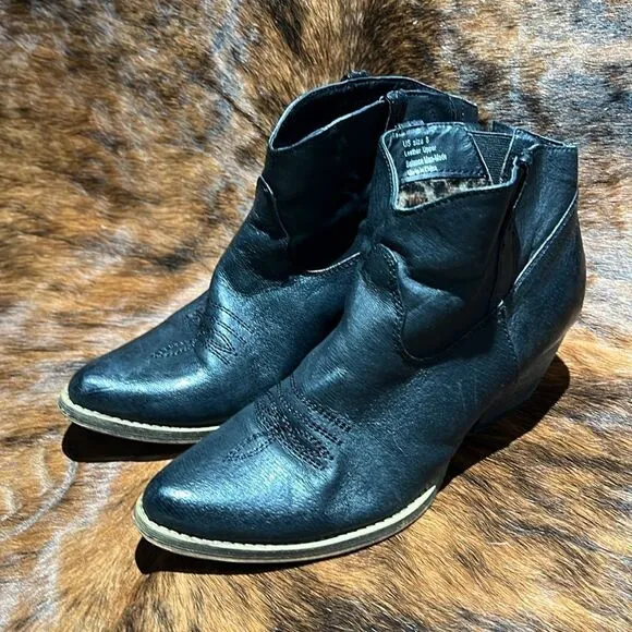 VERY VOLATILE Banjo Leather Ankle Booties Size 8. B73