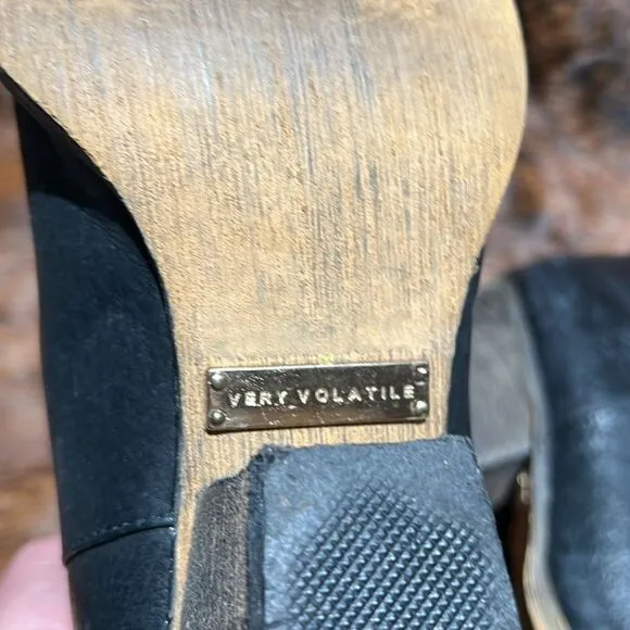 VERY VOLATILE Banjo Leather Ankle Booties Size 8. B73
