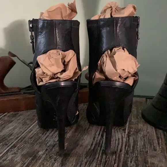 Via SPIGA Nya Black Leather Caged Bootie