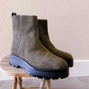 Vince Camuto Neframes Leather Suede Chelsea Ankle Boots Army Green Olive 6.5 NWT