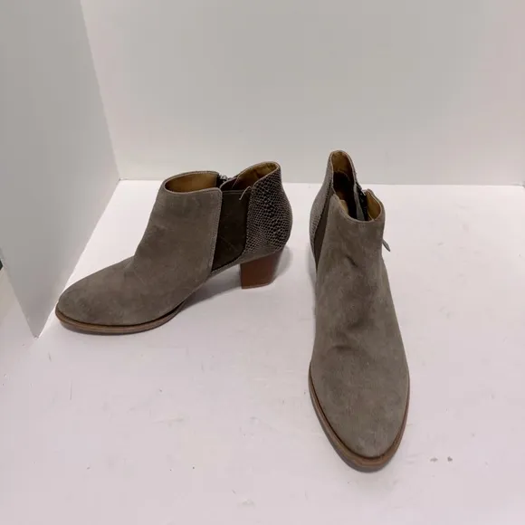 Vionic Women’s Anne Upright Booties Ankle Boots Women's Comfort. Size 9