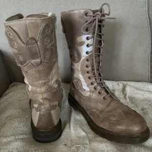 VTG Doc Martens ADINA Rare Scroll 14 Eyelet Lace Up Combat Moto Boots US…