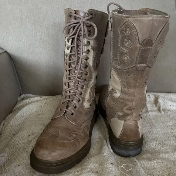 VTG Doc Martens ADINA Rare Scroll 14 Eyelet Lace Up Combat Moto Boots US…