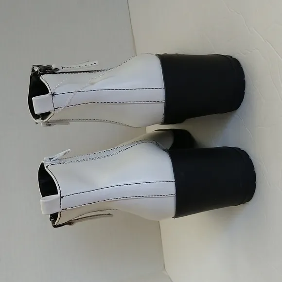 White ankle heel boots size:8.5