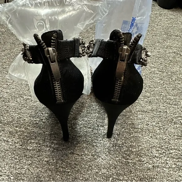 White by Vera Wang Classy Rhinestone Ezra Pump Heels Women’s size 7.5