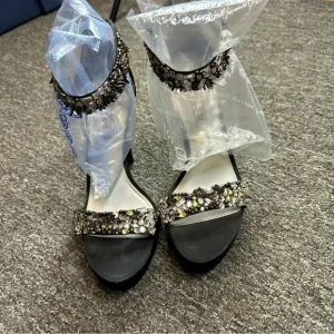 White by Vera Wang Classy Rhinestone Ezra Pump Heels Women’s size 7.5
