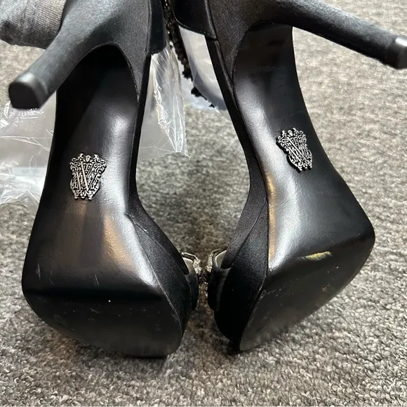 White by Vera Wang Classy Rhinestone Ezra Pump Heels Women’s size 7.5
