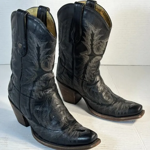 WOMENS SIZE 9M CORRAL BOOTS
