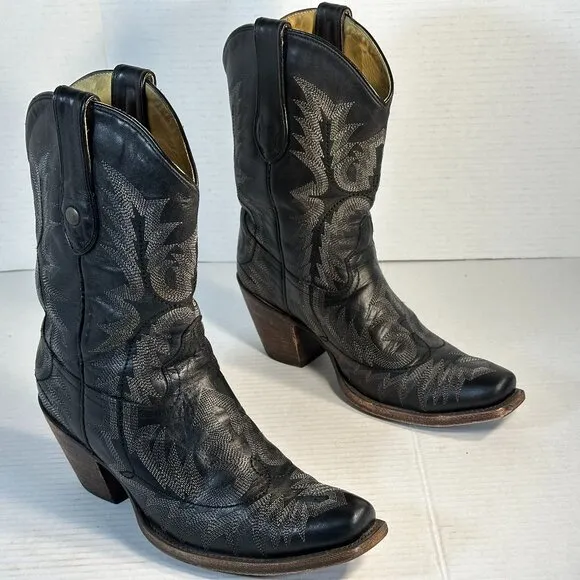 WOMENS SIZE 9M CORRAL BOOTS