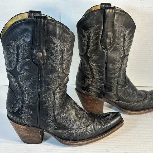 WOMENS SIZE 9M CORRAL BOOTS