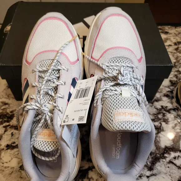 Wome's Adidas 90s  Valasion Size US  9