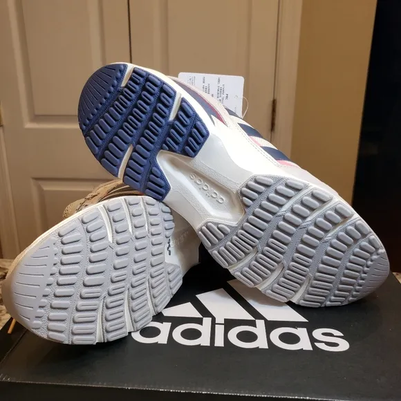 Wome's Adidas 90s  Valasion Size US  9