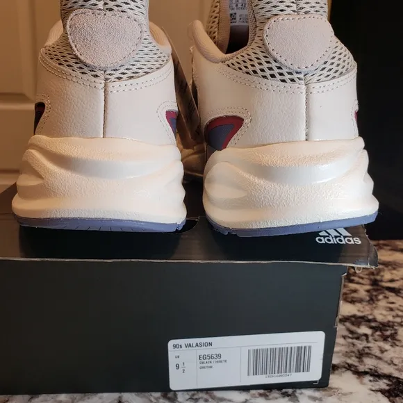 Wome's Adidas 90s  Valasion Size US  9