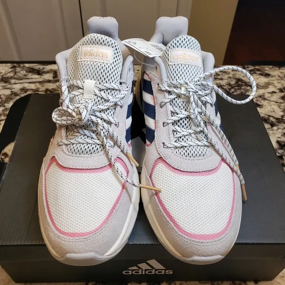 Wome's Adidas 90s  Valasion Size US  9
