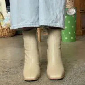 Y2K AMANDA SMITH CREAM COLOR BLOCK HEEL BOOTS