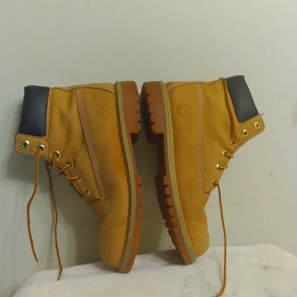 Youth Timberland Classic Tan Work Boots Size 6.5 12909
