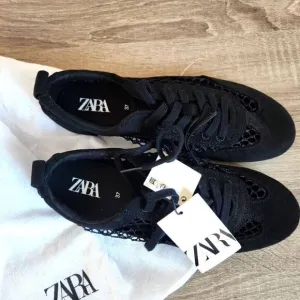 ZARA  WOMEN’S MESH DARBY SHOES BACK PULL TAB. LACE-UP CLOSURE SZ 37 BLACK COLOR