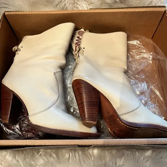 Zodiac Precious Cream 7 1/2 Western Boots with box